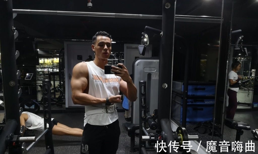 广州大学|爱健身的90后体育生精心雕琢结实的肌肉，如今还兼职做模特！