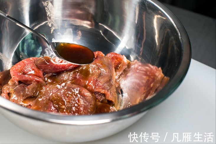 瘦肉|不管炒什么肉,都别直接下锅炒,谨记2个窍门,肉又香又嫩很入味