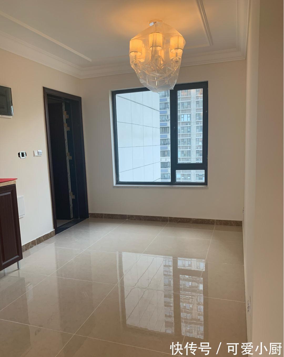 采光|简约精装修新房成功收房,入户餐厅暖灯还不错,全屋采光南北通透