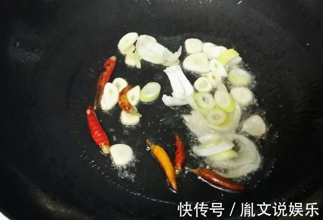 做醋溜白菜,放醋最关键,掌握时机炒出来的白菜才好吃