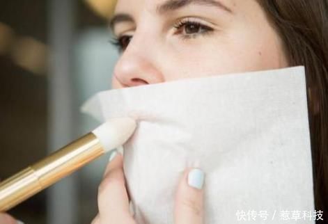 口红 女人再懒也要会“涂口红”,别傻傻抿嘴唇了,难怪沾杯掉色!