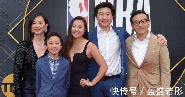 老板娘|篮网老板蔡崇信妻子罕见露面！60岁颜值气质依旧，NBA最美老板娘！