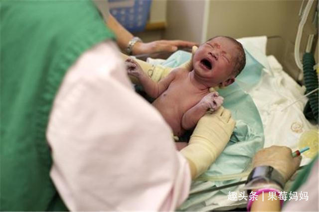 护士|刚出生的宝宝怕被“打”，用力把自己掐哭，宝妈看后哭笑不得