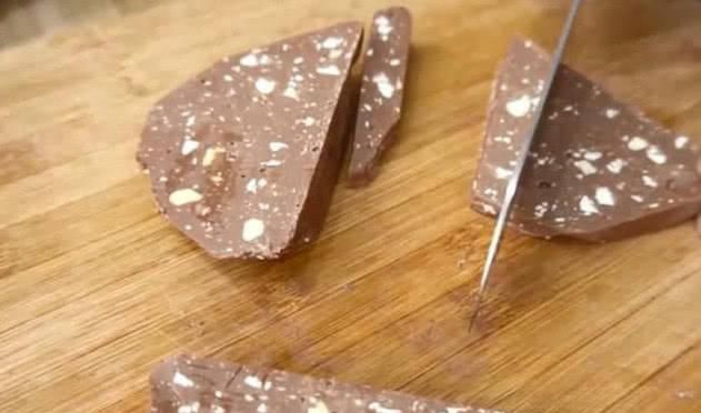 作呕|大胃王挑战9斤巧克力,1根要666元,最后的吃法令人“作呕”