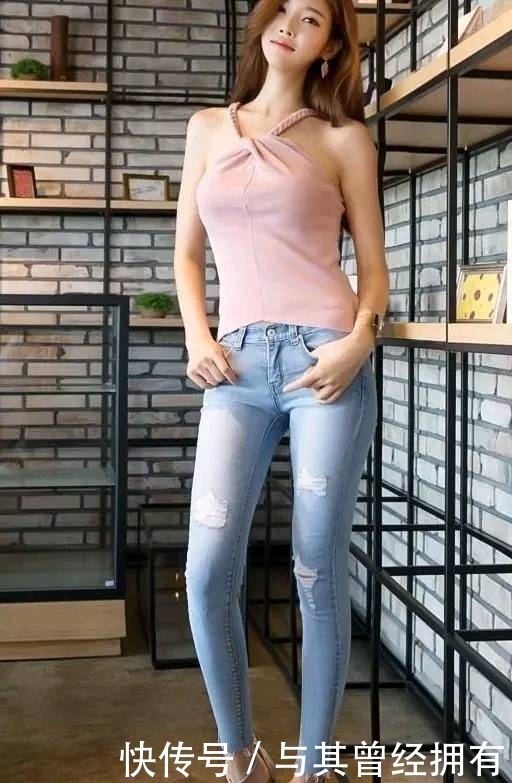 时尚靓丽的美女穿紧身打底裤,秀出完美的身材!