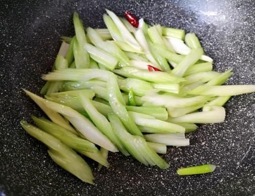 芹菜和腊肠是“天生一对”，简单炒一炒，鲜香可口