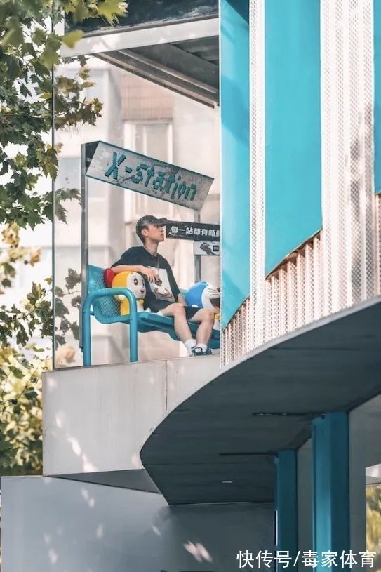 落地窗前 家人们,我奔现了!得物新店下一站,是你的城市吗?