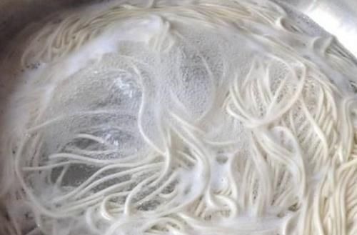 不要只知道吃水煮面条了，教你这样吃，美味又下饭，几分钟就上桌