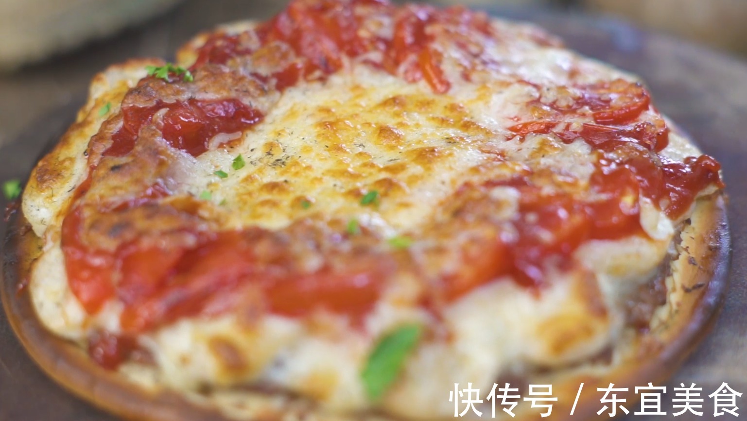 披萨|2分钟教你在家做披萨,香浓拉丝,做法简单,比外面的好吃多了!