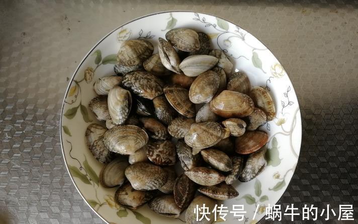 鲜美|蛤蜊这个样做,鲜美下饭还省事,加入蒜蓉蒸一蒸就出锅