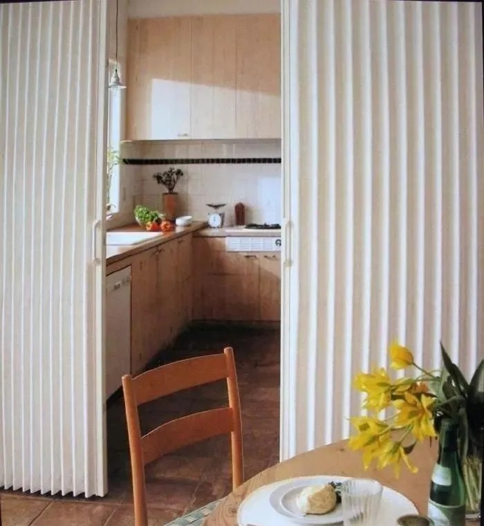 密封性|厨房推拉门已经慢慢被淘汰了, 如今更流行装这种门, 太聪明了