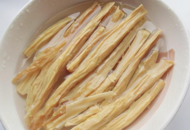 春天，我常用2样素菜炒着吃，不放肉也照样鲜美，一盘都不够吃