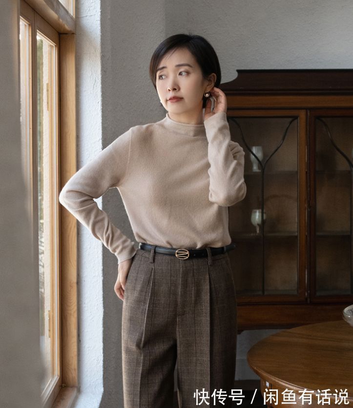 穿搭 真正优雅的中年女人,冬天都在穿“毛衣+奶茶裤”,保暖又显气质