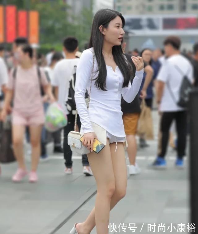 潮裤|扣子款圆领T恤，搭配一条白色潮裤，让女生的优雅气质锦上添花