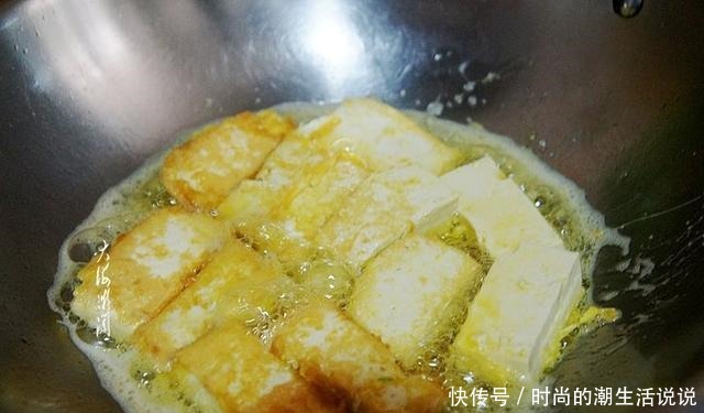 入适量|煎豆腐时,千万不要直接下锅,大厨教你1招,豆腐不破不碎不粘锅