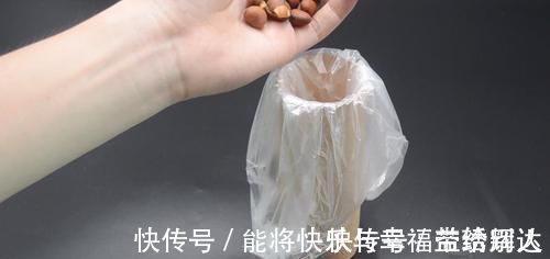 保鲜袋用完后的纸筒不要扔，原来放在家里特别实用，方法太赞了