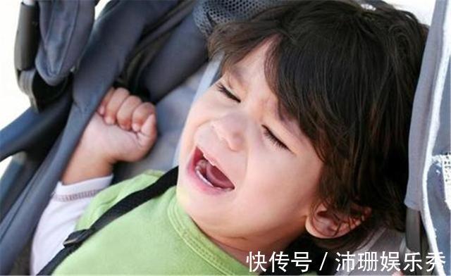 脊椎|宝宝没到这个月龄最好不要坐婴儿车,脊椎可能会受伤,父母别大意