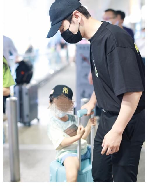 海绵|黄晓明带儿子回青岛看家人,angelababy依然缺席,婚姻状态是个谜