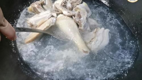 炖鸡汤时，焯水前多加一步，鸡肉更嫩无腥味，鸡汤味更鲜