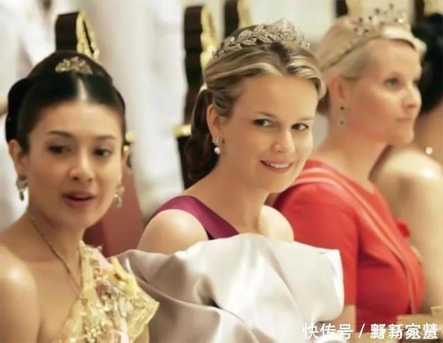 皇冠 西拉米学婆婆将“胸针”戴头上,露半边香肩,竟比玛蒂尔德更惊艳