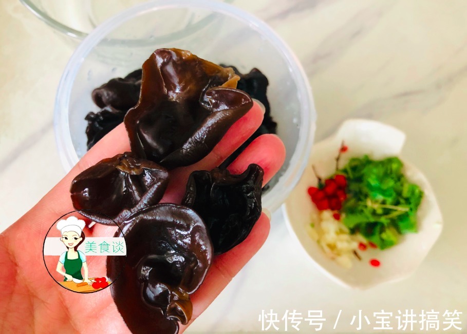 泡木耳别直接加水！大厨教您一招，晃一晃2分钟泡发，又软又干净