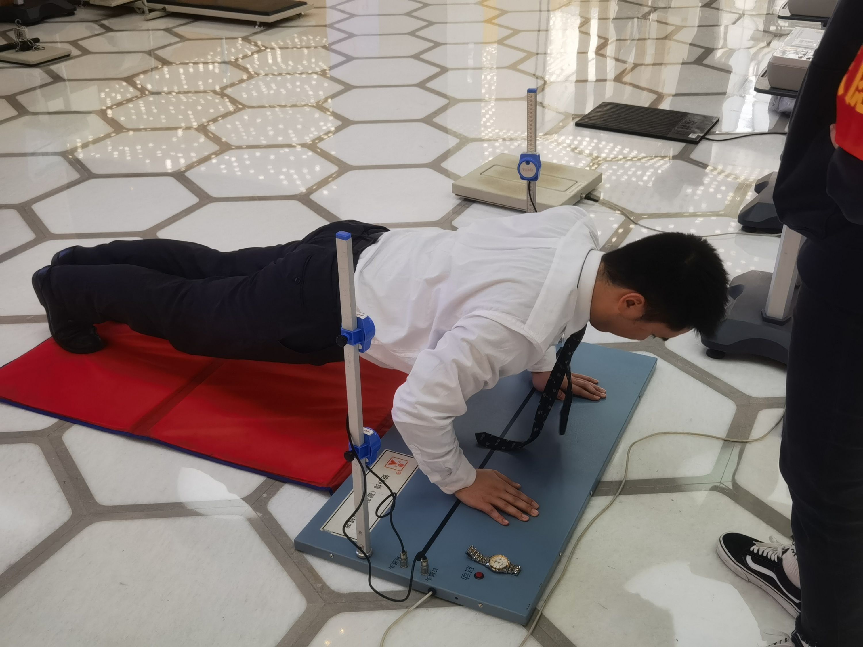 武汉市体育局|呵护职工健康，水果湖街道走进商务楼宇展开专项体质检测