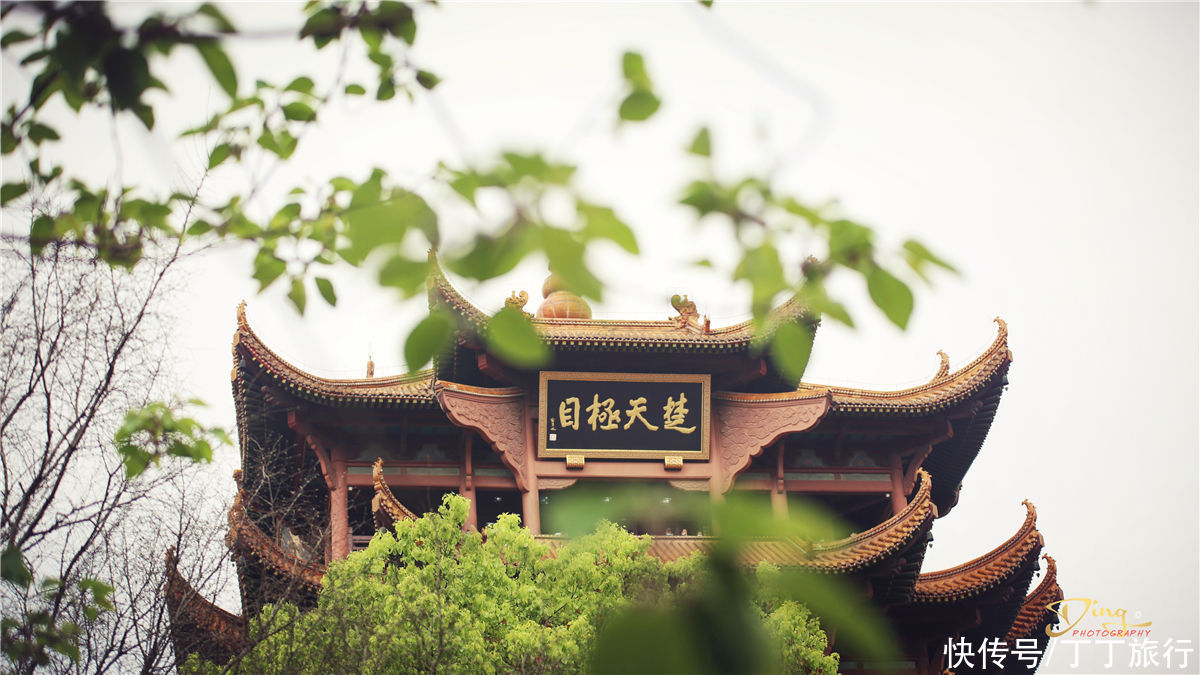 天下绝景黄鹤楼，雄踞长江之滨，蛇山之首，被称天下江山第一楼