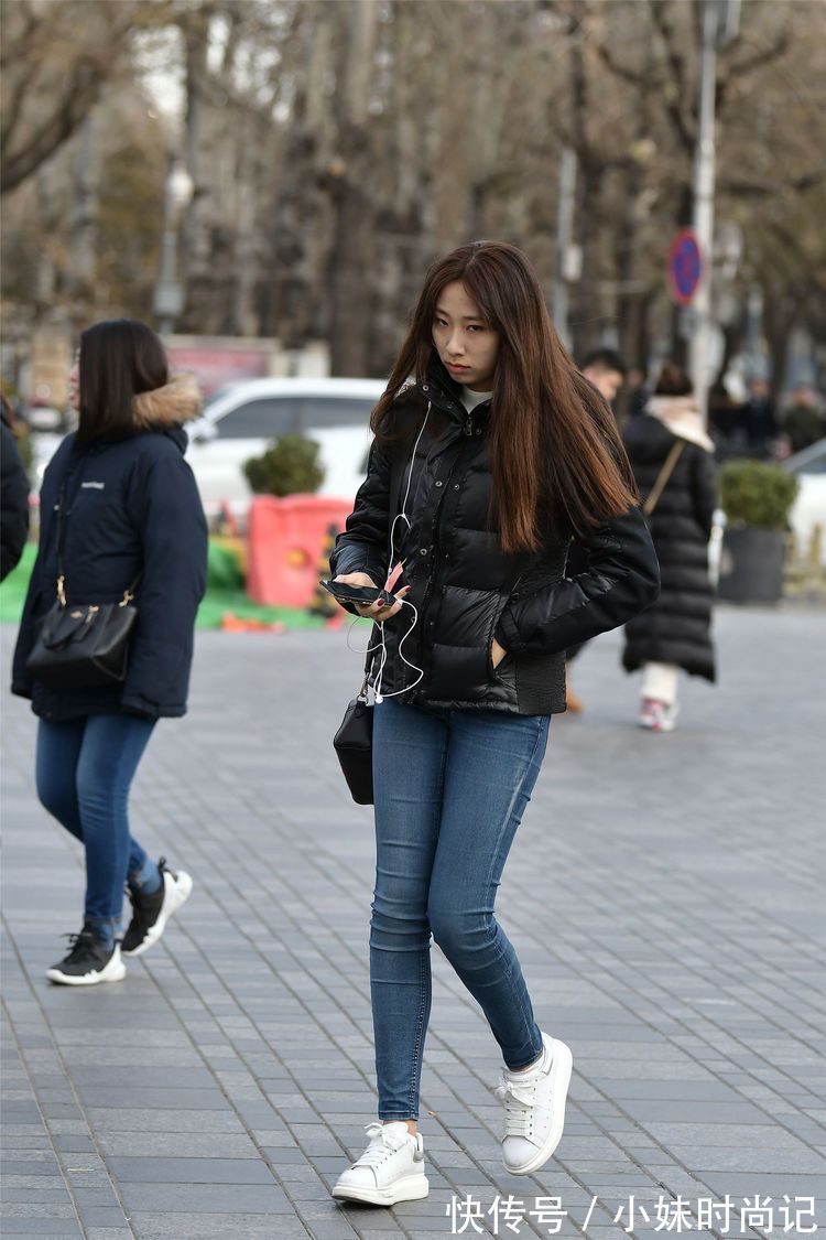 搭配 街拍:美女牛仔裤搭配短款羽绒服,身材高挑,这才是生活中的时尚