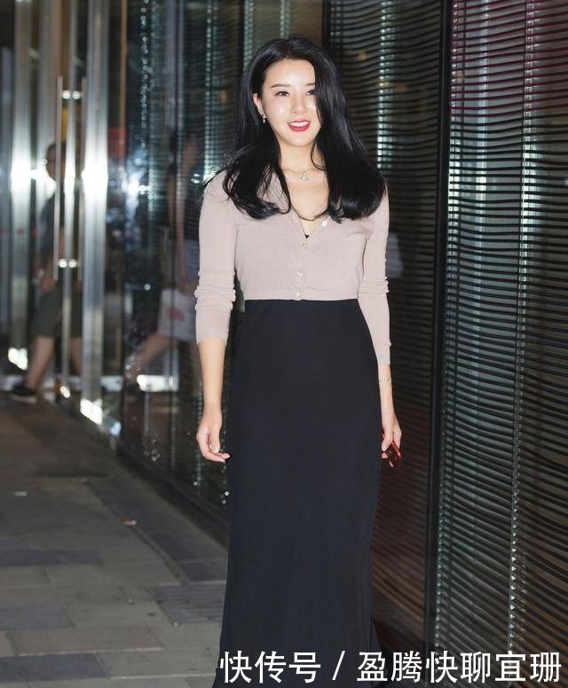 紧身|杏色的开衫，紧身的设计穿出了成熟的美，长发齐肩更是优雅迷人