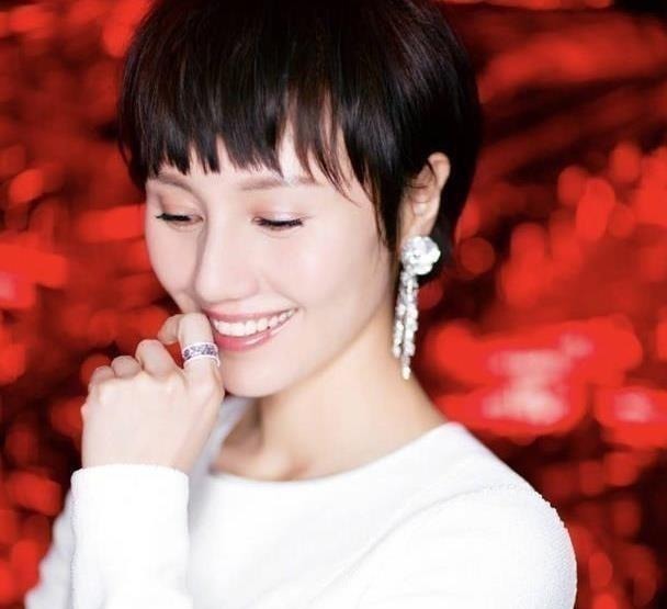 长发 女人脸上有这4个标志,很适合剪“短发”发型,瘦脸又显气质