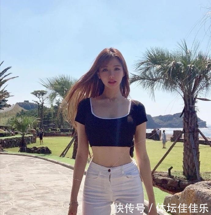 T恤 短款T恤搭配高腰牛仔裤,小姐姐看上去又高又瘦!