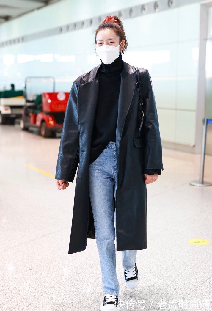 高级感|刘雯蓝色西装搭配长款毛呢外套,温柔又有气质