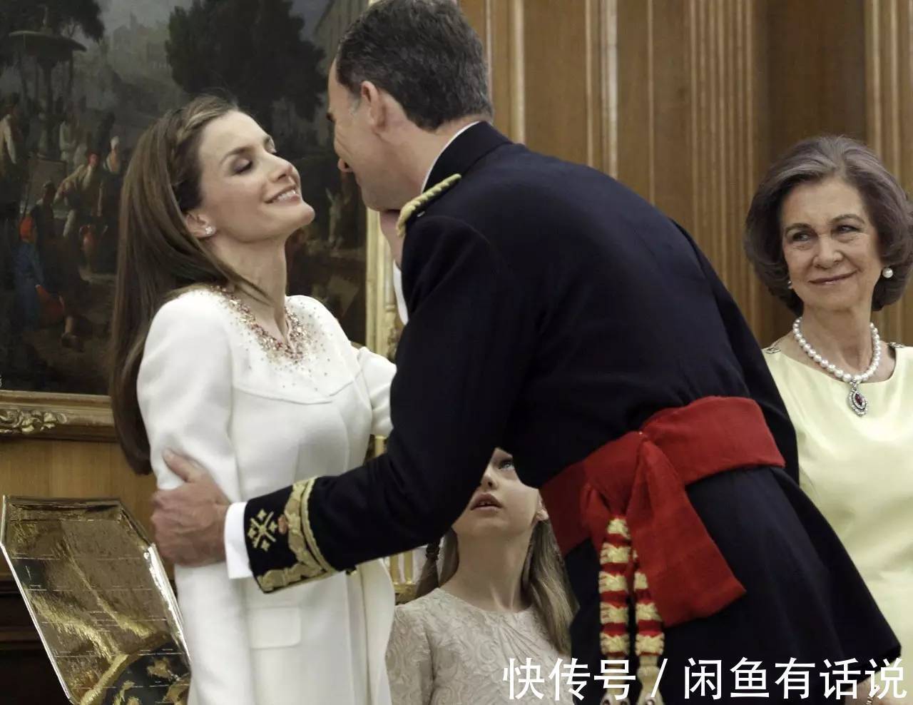 基础款|50岁穿衣高级比时髦更重要,学西班牙王后这样穿,优雅的不动声色