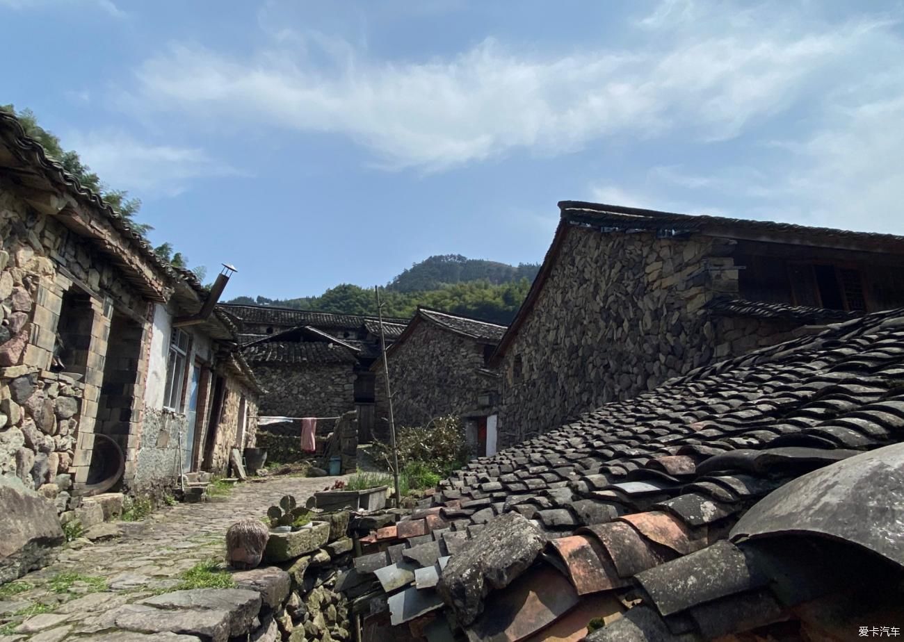 “世外桃源”岩下石头村