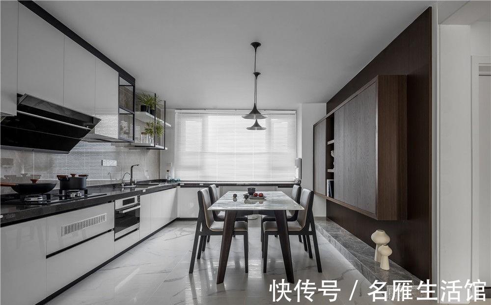 空间|黑白灰和实木打造的空间，设计独立入户鞋帽间，满足五口人的需求