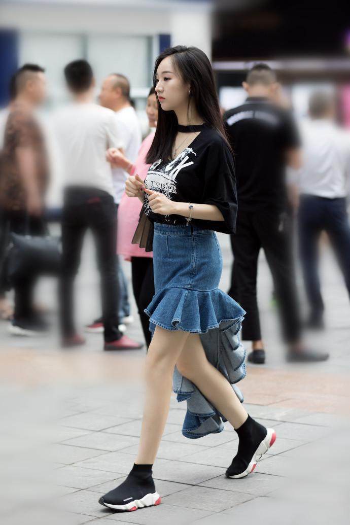 外套|街拍:丸子头的少女,牛仔外套搭配黑色短裤,青春的气息扑面而来