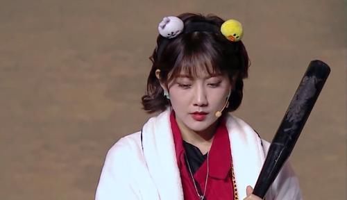 演员请就位 又见咸猪手?张大大录制《欢乐喜剧人》,热情拥抱李艺彤引热议!