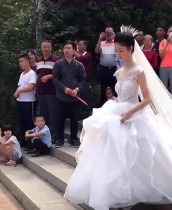 一举动|最美“长颈鹿新娘”爆红,一出场时,众人欢呼:新郎拯救了银河系