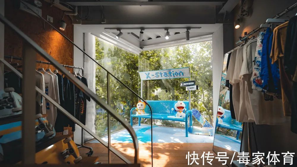 落地窗前 家人们,我奔现了!得物新店下一站,是你的城市吗?