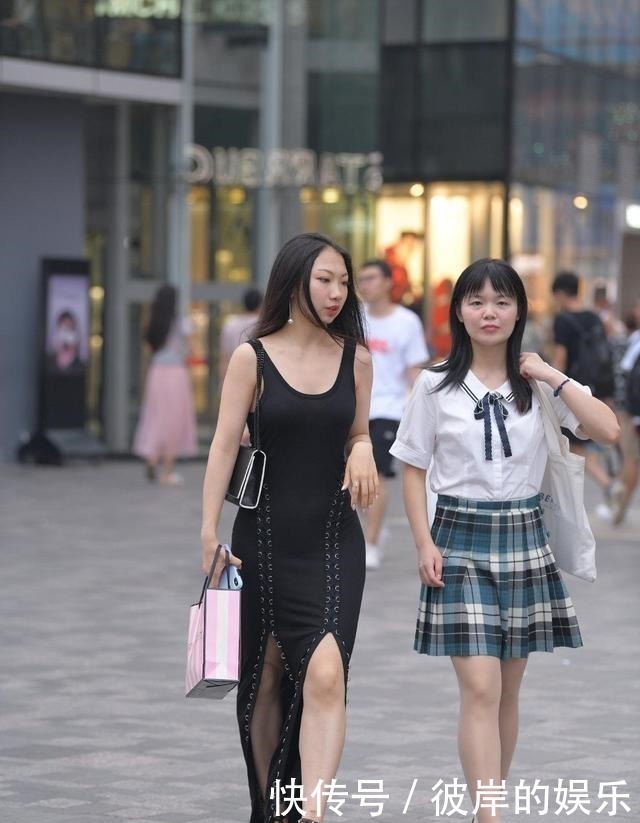 好身材|简单的裙子也想有特点，那你就要会混搭，好身材也需要有气质