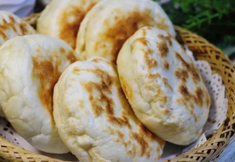 想吃烧饼不要出去买了，老师傅教你在家做，外焦里软吃不够