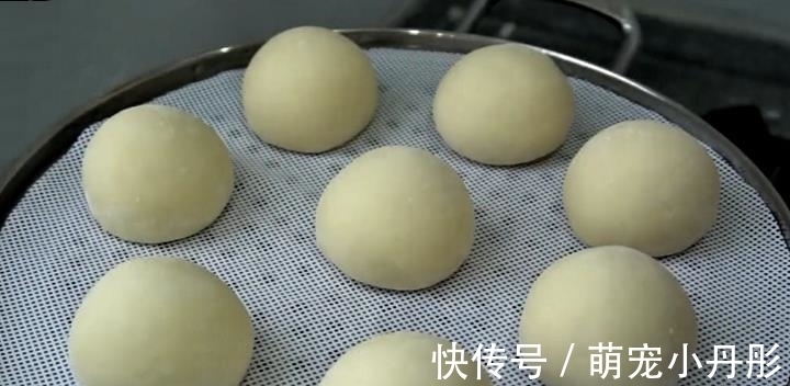 好吃|蒸馒头时,别再傻傻只揉面,多加一步,馒头劲道,好吃不塌陷