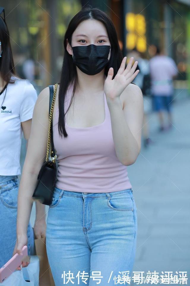 粉色背心 粉色背心搭配紧身牛仔裤,清新时尚,充满活力