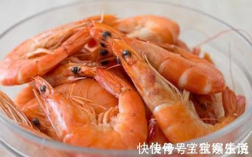 水煮大虾|煮出来的大虾，为什么又老又柴？饭店大厨：用错水了，怪不得难吃