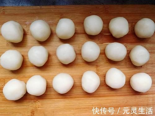 炸糖糕时,用开水和面还是冷水和面?学会1招,个个空心不破皮