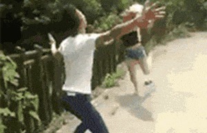 |搞笑GIF:当初我要是这么大胆一点,估计我的娃都能打酱油了