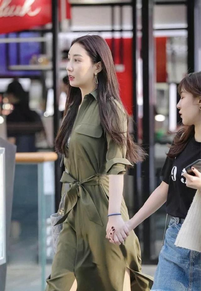 打底裤 灰绿色风衣式连衣裙,帅气中带有几分时尚,还特别的协调