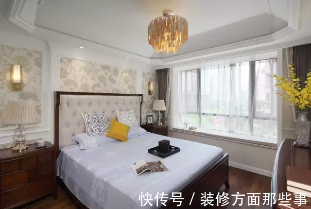 三居室|105平美式风三居室,浅灰的底色点缀亮黄、浅蓝为客厅时尚感