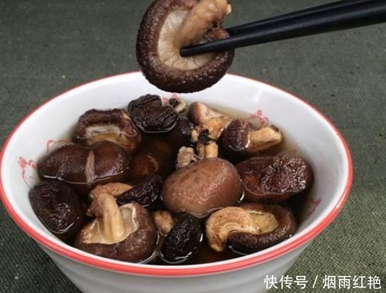 泡发干香菇,别再用清水,多加2样,只需10分钟,口感肥厚又干净