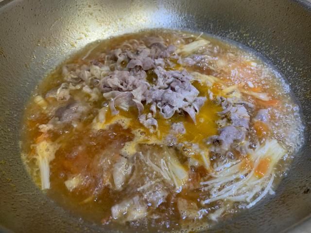 酸汤肥牛金针菇做法超简单,酸辣开胃又下饭,好吃到汤汁都不剩!